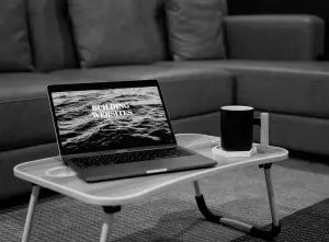 Laptop mit geöffneter Erstellung von Webseiten