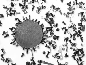Magnet zieht Schrauben an