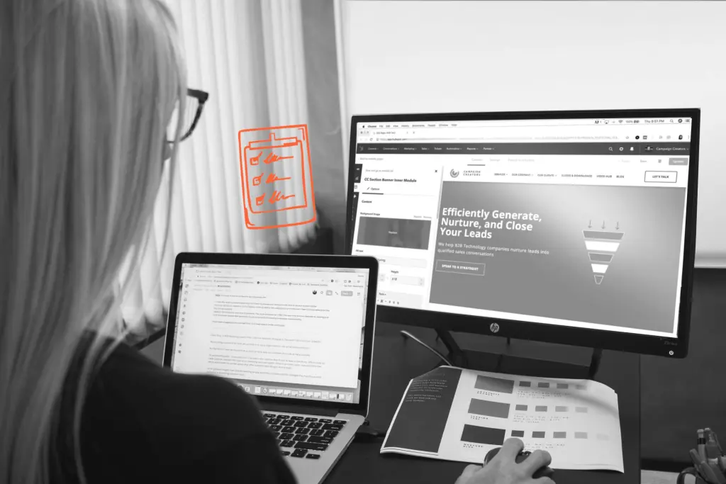 Frau plant Funnel am Laptop