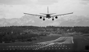 Flugzeug landet auf Landebahn