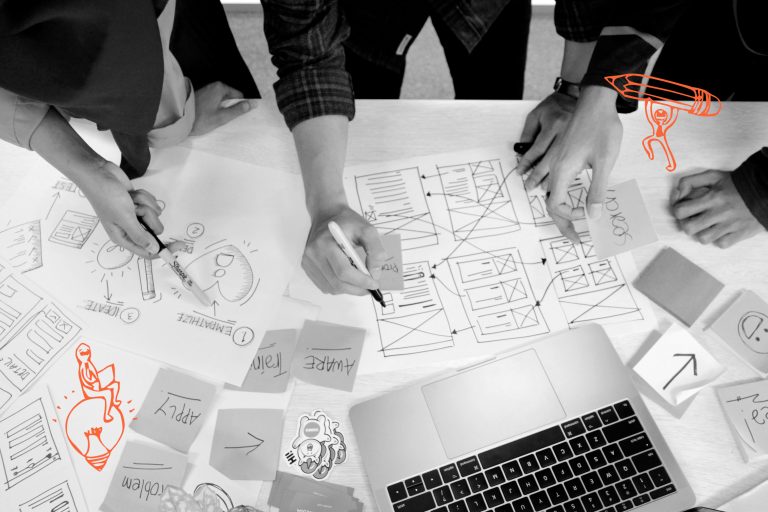 Personen planen verschiedene Online Marketing Strategien