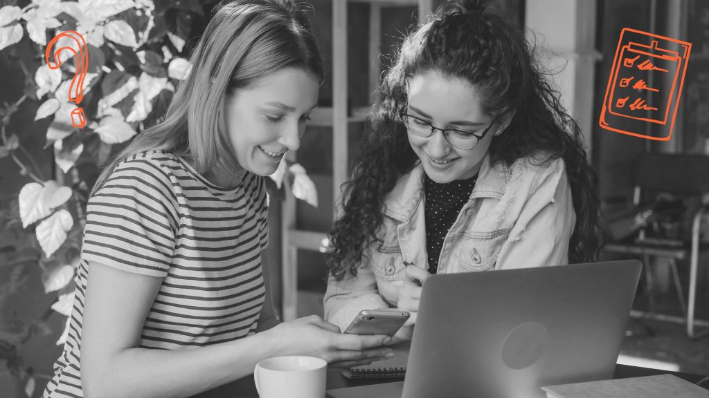 Zwei Frauen am Laptop dikutieren miteinander
