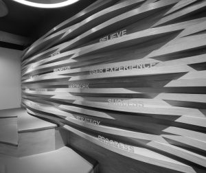 Holzwand mit Schrift zum Thema User Experience