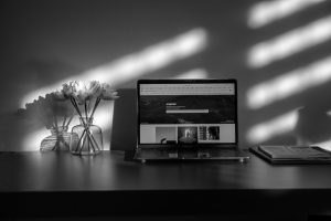 Laptop auf Schreibtisch