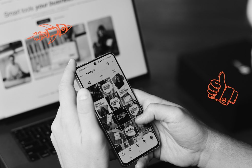 Social Media am Smartphone und Laptop