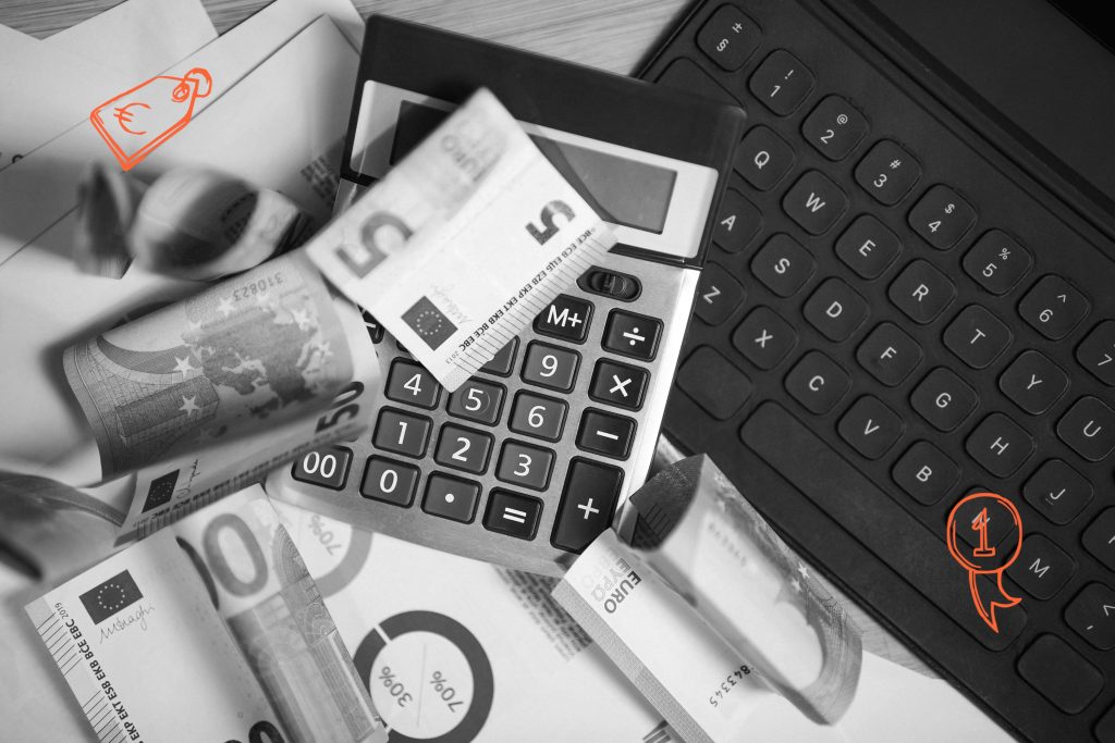 Geld, Taschenrechner und Laptop