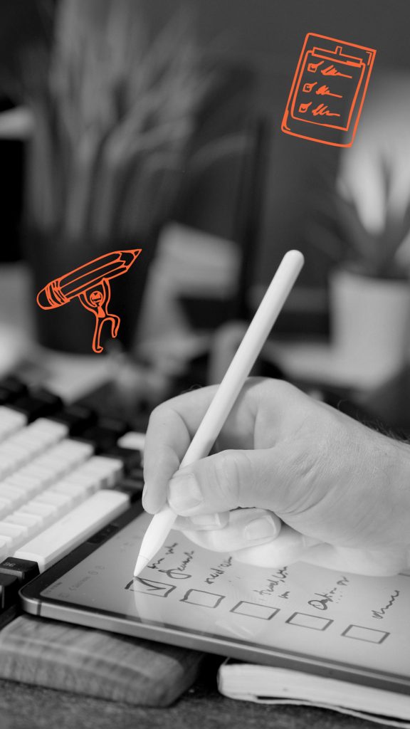 Person schreibt Checkliste auf Tablet