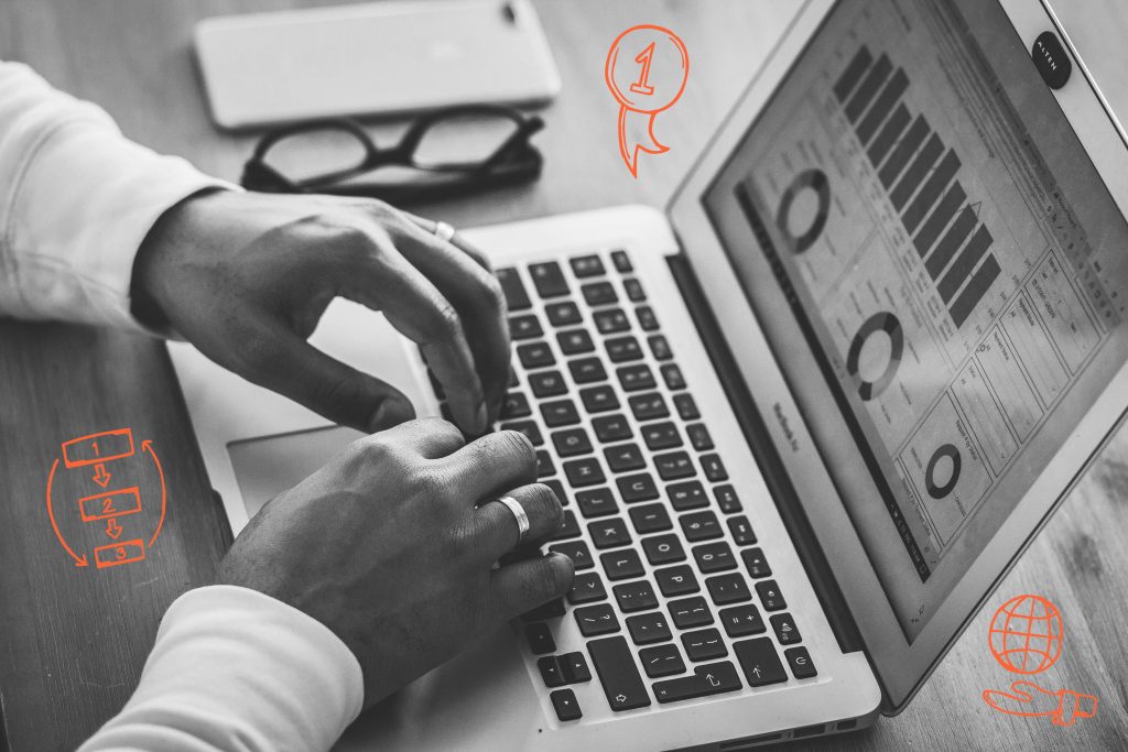 Person mit Laptop und Statistiken