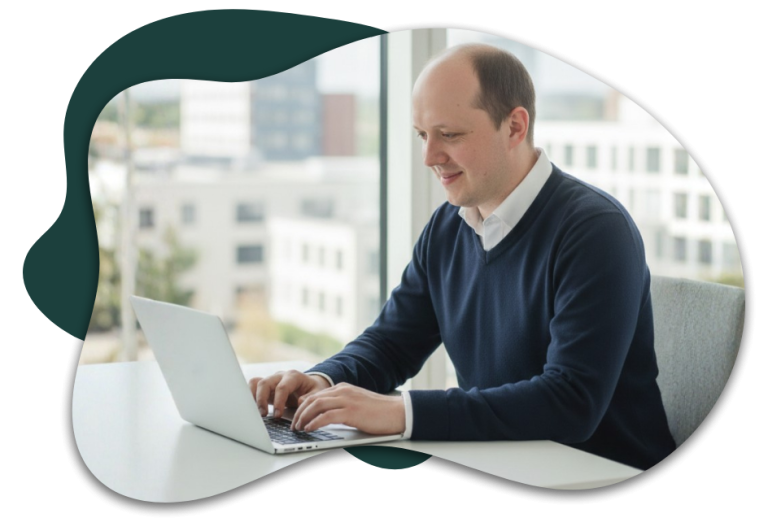 Person sitzt vor Laptop und baut eine Webseite