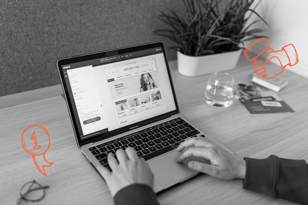 Person erstellt Onlineshop am Laptop